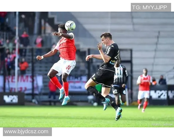 当足球巨星选择独自带球时队友与团队战术将如何应对与调整 当足球巨星选择独自带球时队友与团队战术将如何应对与调整