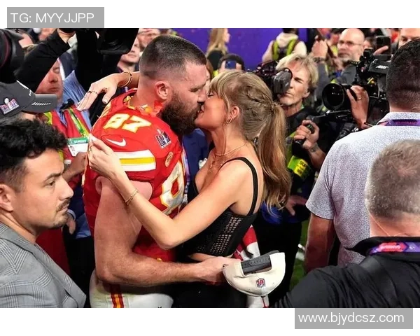 足球明星庆祝进球接吻瞬间 引爆全场激情与浪漫